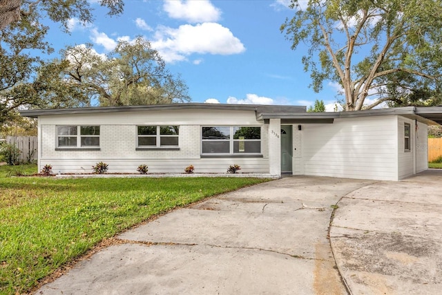 ranch-style home featuring a front lawn