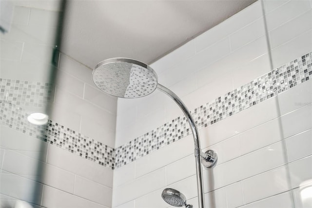 room details featuring a tile shower