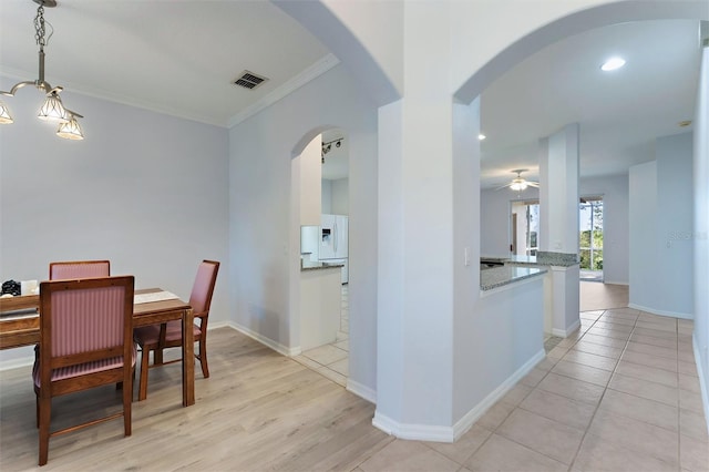 dining room featuring crown molding, light hardwood / wood-style flooring, and ceiling fan