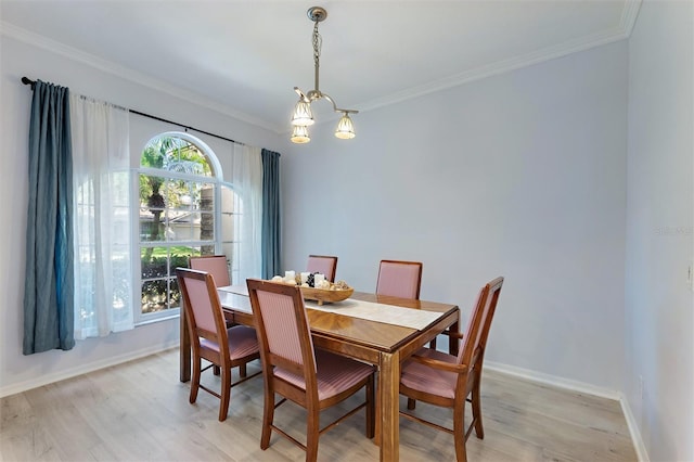 dining room with a chandelier, light hardwood / wood-style floors, and ornamental molding