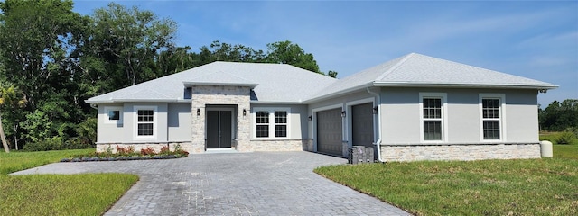 view of front of house featuring a front lawn and a garage