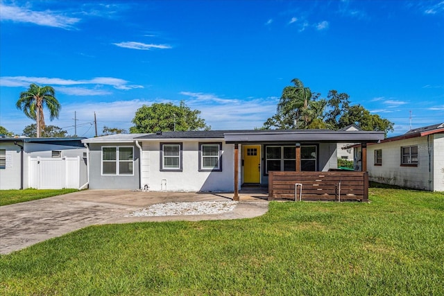 ranch-style house featuring a front yard