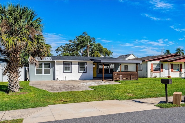 single story home featuring a front lawn