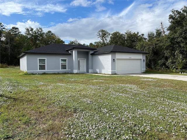 view of front facade featuring a garage and a front yard