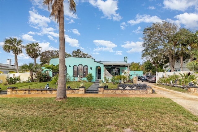 view of front of home featuring a front lawn