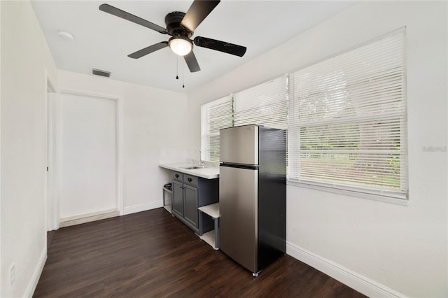 kitchen with gray cabinetry, sink, ceiling fan, dark hardwood / wood-style flooring, and stainless steel refrigerator