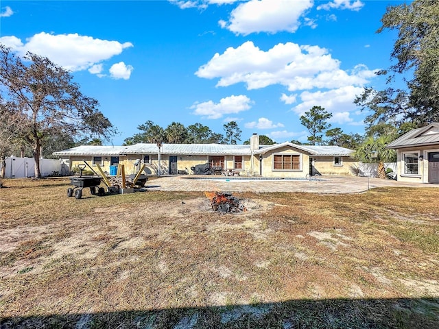 view of front of home featuring a front lawn