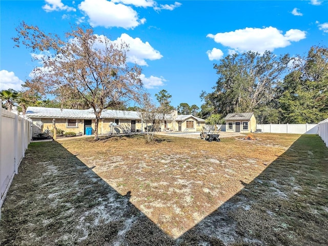 view of yard with an outdoor structure