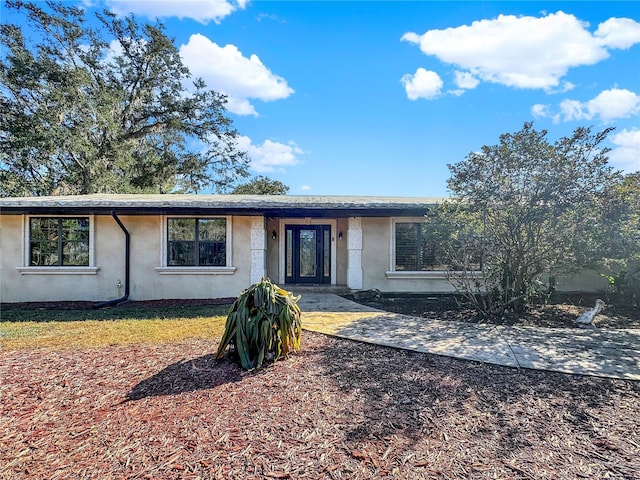 ranch-style house featuring a front lawn