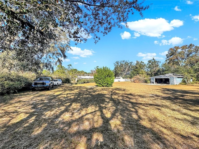 view of yard with an outbuilding