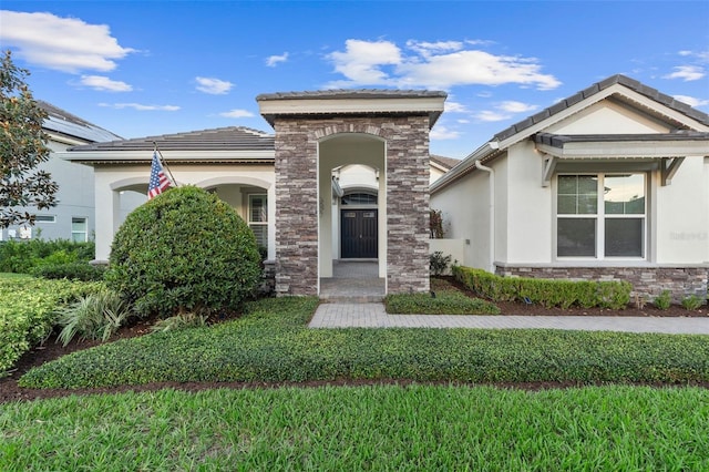 view of front of home featuring a front lawn