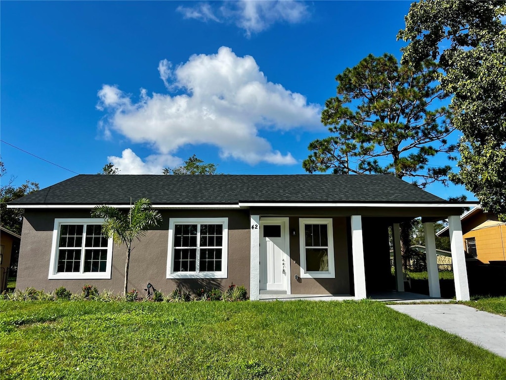 view of front of property featuring a front lawn and covered porch