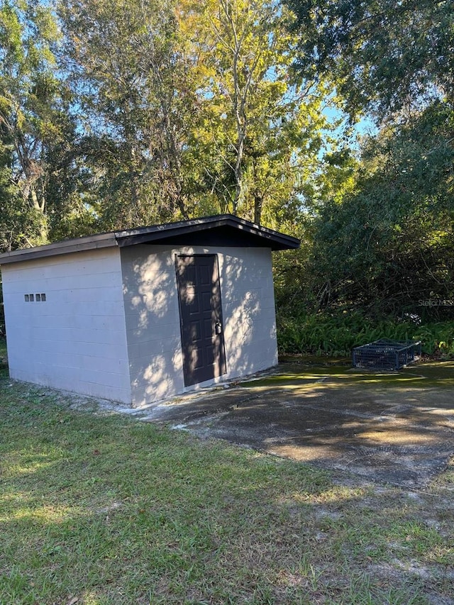 view of outbuilding with a yard