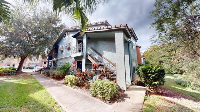 view of front of property featuring a front yard