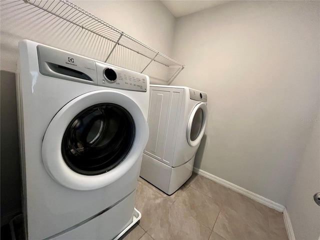 washroom featuring light tile patterned floors and independent washer and dryer