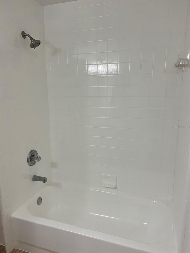 bathroom featuring tiled shower / bath combo