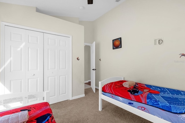 bedroom featuring carpet flooring and a closet