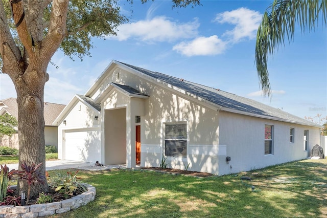 view of front of house featuring a garage and a front yard