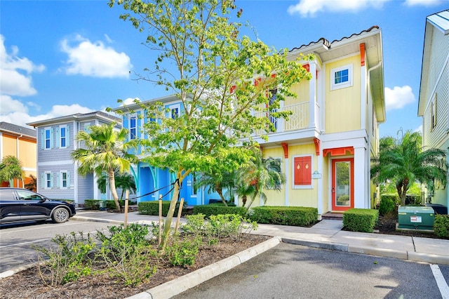 view of front of property featuring a balcony