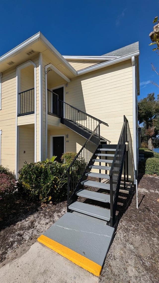 property entrance featuring a balcony