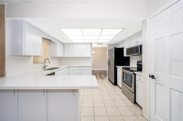 kitchen featuring white cabinets, sink, kitchen peninsula, and stainless steel appliances