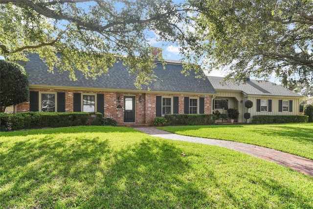 view of front of home featuring a front yard