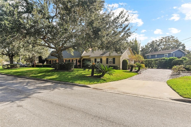 view of front of property featuring a front lawn