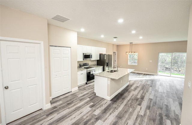 kitchen with sink, stainless steel appliances, light hardwood / wood-style flooring, an island with sink, and white cabinets