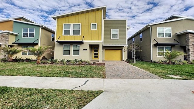 view of front of house featuring a front yard and a garage