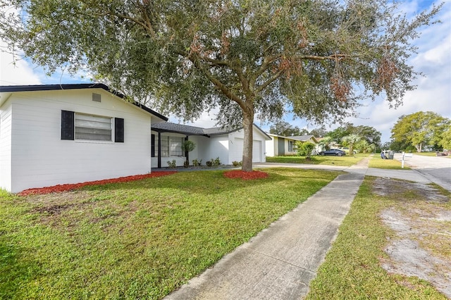 view of front of property featuring a front yard and a garage