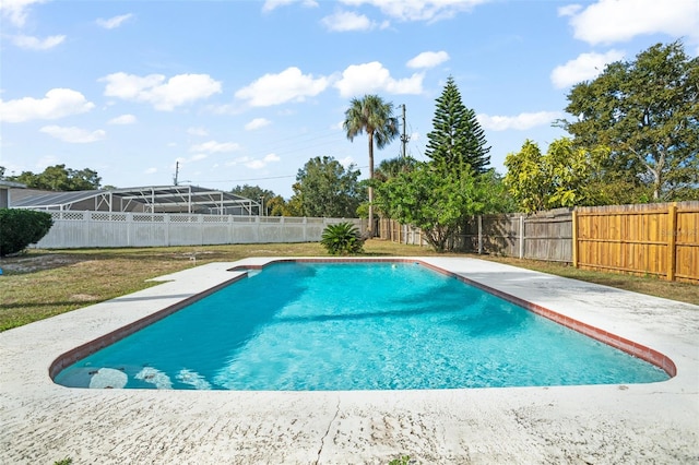 view of swimming pool featuring a lawn