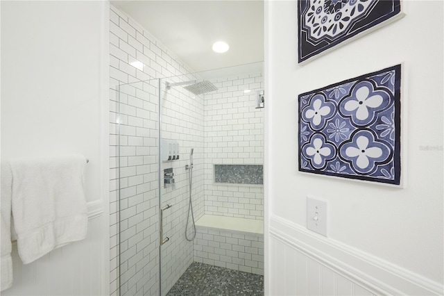 bathroom featuring tiled shower