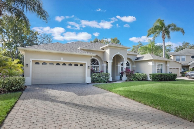 view of front facade featuring a garage and a front yard