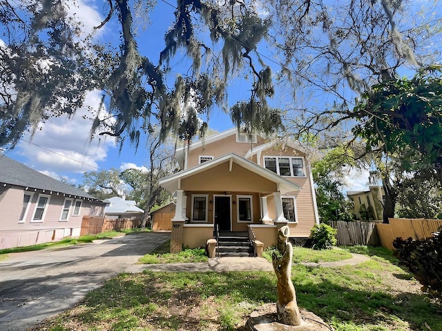 view of front facade featuring fence and driveway