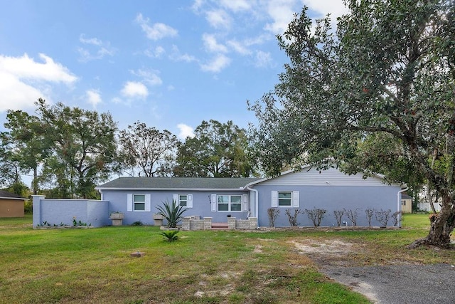 single story home with a front lawn