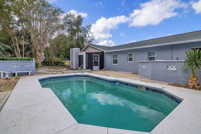 view of swimming pool