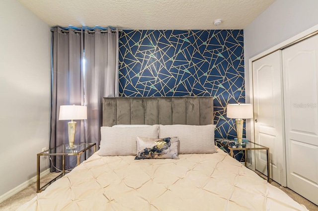 7400 Oakmoss Loop, Davenport, FL 33837 - unfurnished bedroom featuring a closet, an accent wall, a textured ceiling, baseboards, and carpet floors