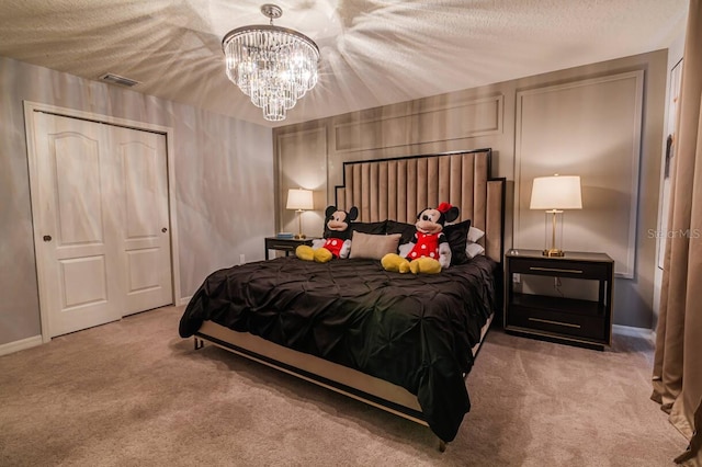7400 Oakmoss Loop, Davenport, FL 33837 - bedroom featuring carpet flooring, a closet, a chandelier, baseboards, and a textured ceiling