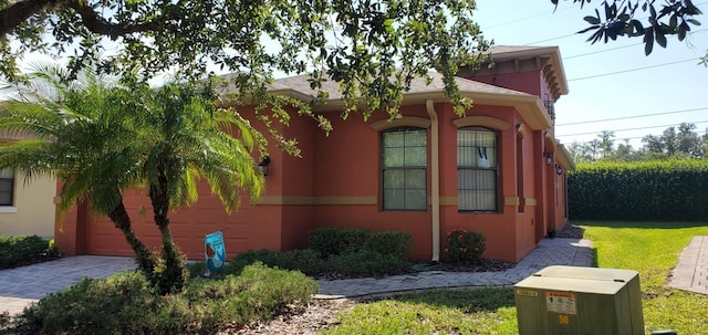 view of side of property featuring a lawn