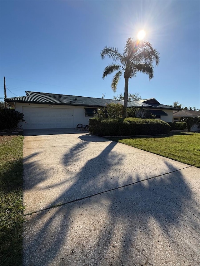 view of front of house featuring a garage and a front yard