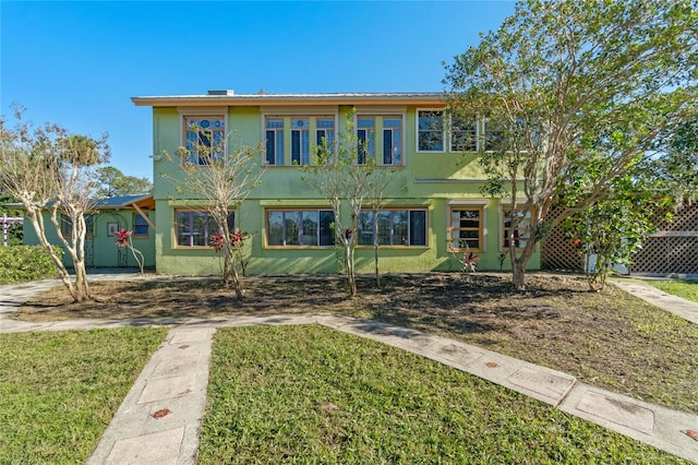 view of front of house featuring a front lawn