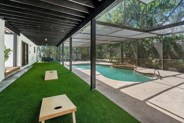 view of swimming pool with a lanai, an in ground hot tub, a yard, and a patio