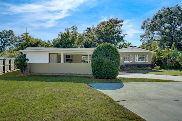 single story home featuring a front yard