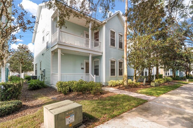 view of front of property featuring a balcony