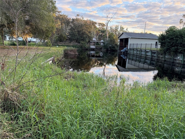 view of yard featuring a water view