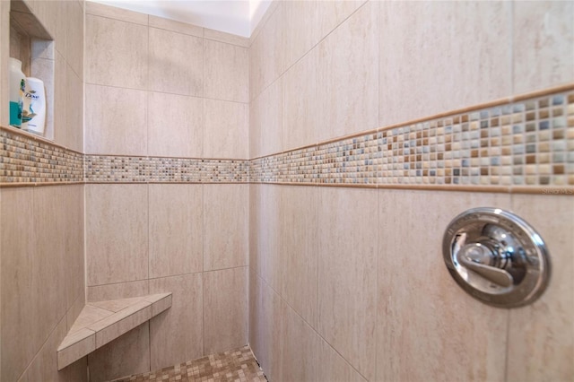 bathroom featuring a tile shower