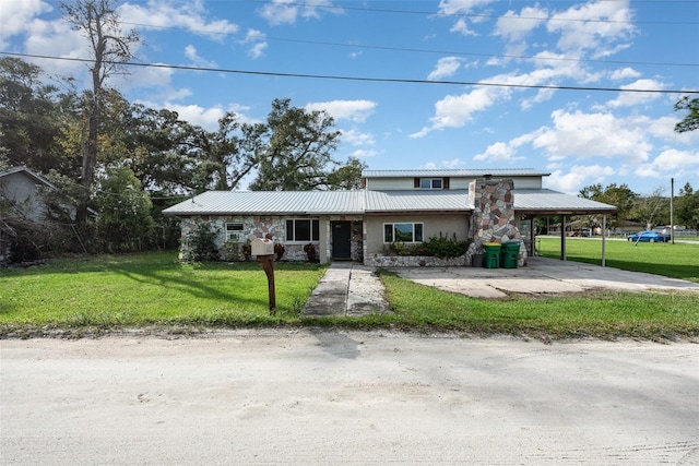 view of front of property featuring a front lawn and a carport