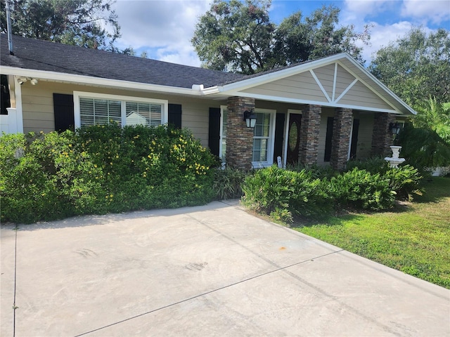 single story home featuring a front lawn