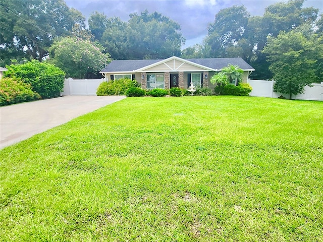 single story home with a front lawn