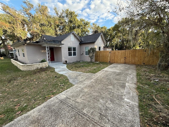 view of front facade featuring a front lawn